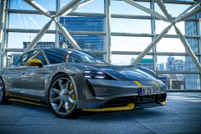 AIYOUXI.COM-九州体育网站_ 大型夜空皮划艇表演，灯火点缀中感受水上魅力，皮划艇 项目